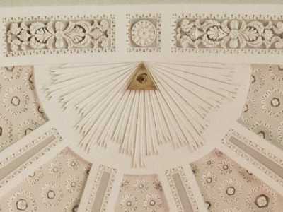 Infine nella chiesa di Sant�Agostino a Giovinazzo il triangolo � inserito al centro di una volta di color rosa che copre il catino absidale. Tra l�altro l�edificio fu completato nel 1846 dall�architetto Giuseppe Mastropasqua, che alcune fonti storiche affermano essere stato un massone